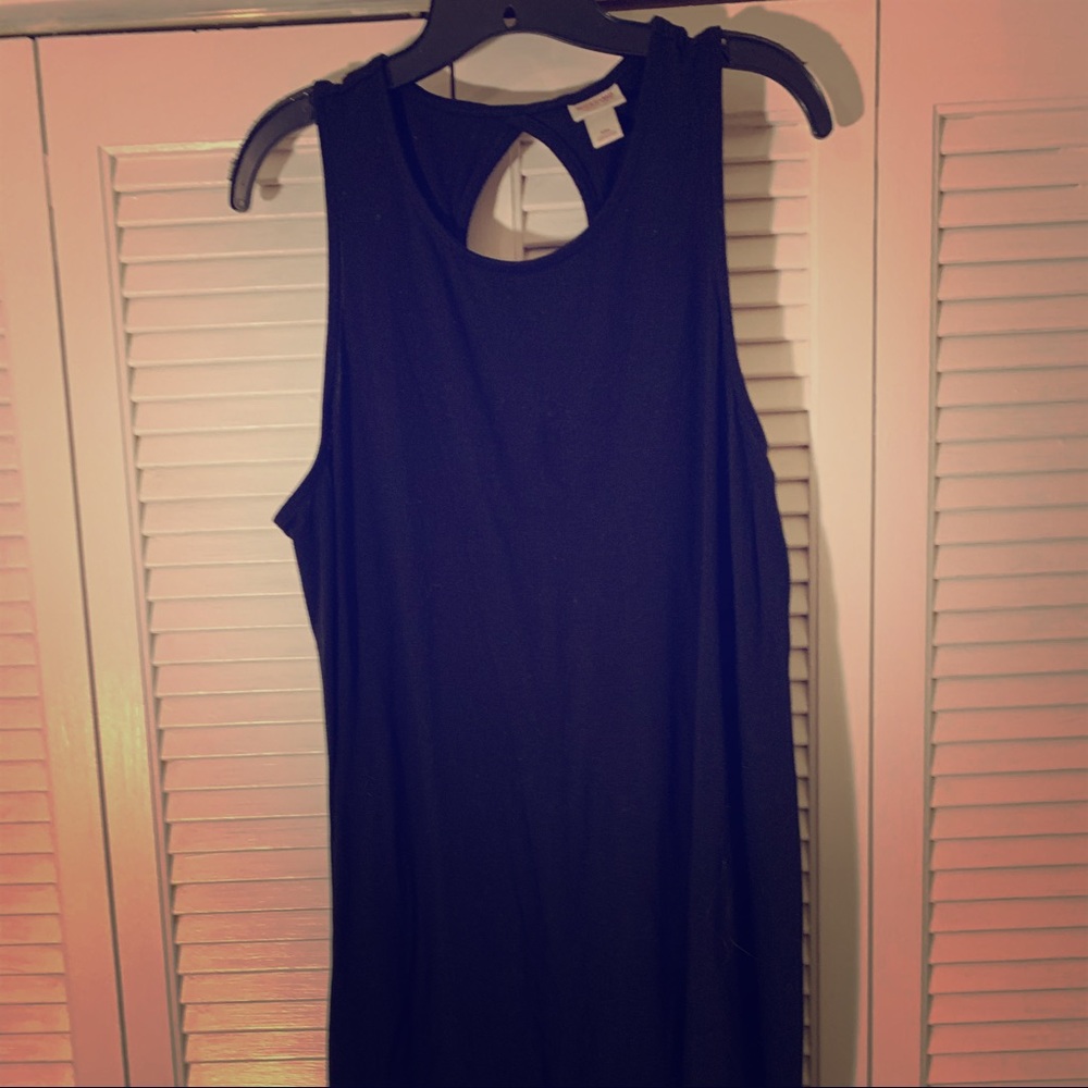 Black sleeveless dress